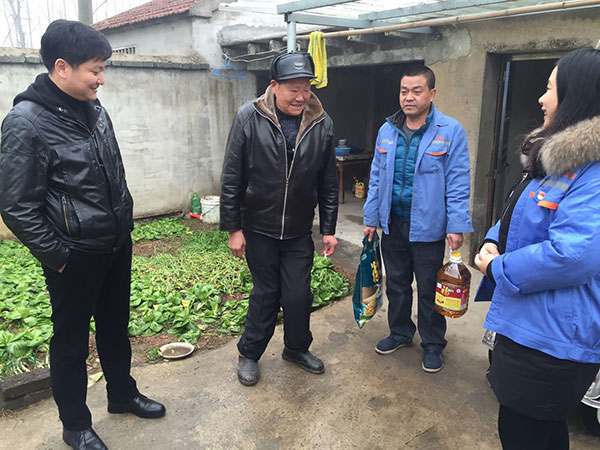 kaiyun开云官方网站建材为困难群众送去过年的米和油 kaiyun开云官方网站建材为困难群众送去过年的米和油